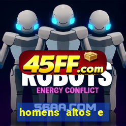 homens altos e sarados pelados